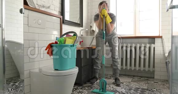 女人厌倦了打扫厕所的瓷砖视频的预览图