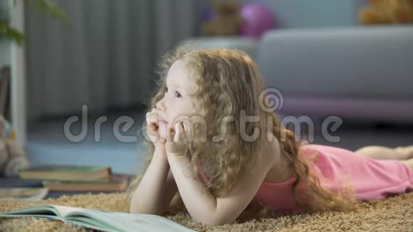 梦中的可爱女孩躺在家里舒适的房间里快乐的孩子在想视频的预览图