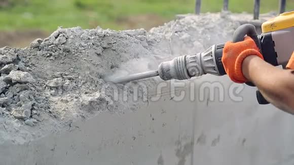 工人使用混凝土钻机一个人用偏转器摇动墙壁视频的预览图