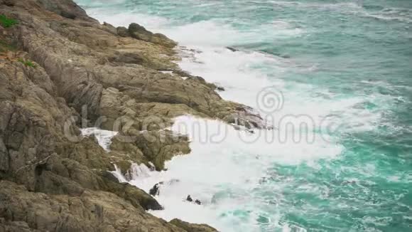 绿松石海中的岩波海洋的力量和美丽视频的预览图