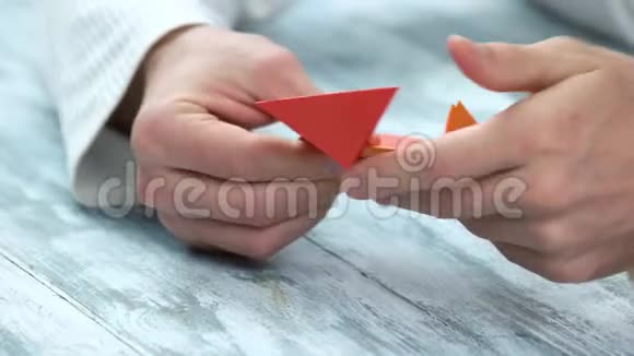 用红色和橙色的纸绘制折纸图形视频的预览图