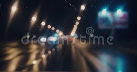 在高速公路上开着一排排路灯视频的预览图
