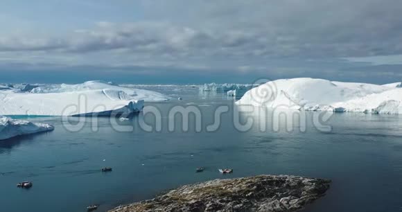 格陵兰岛北极自然景观中冰川的冰山和冰空中视频无人机拍摄的冰山图片视频的预览图