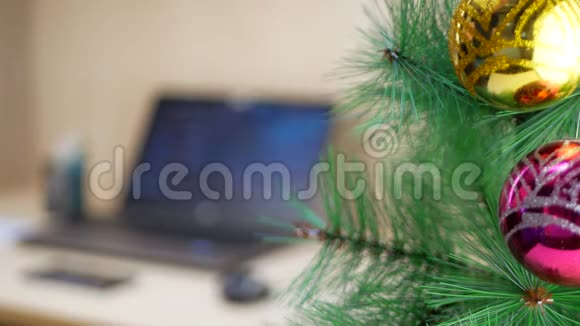 职员在新年树上挂蓝色圣诞球视频的预览图