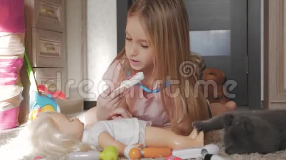 小女孩在房间里和她的娃娃玩医生视频的预览图