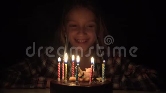 儿童生日派对夜间吹烛儿童周年庆典视频的预览图