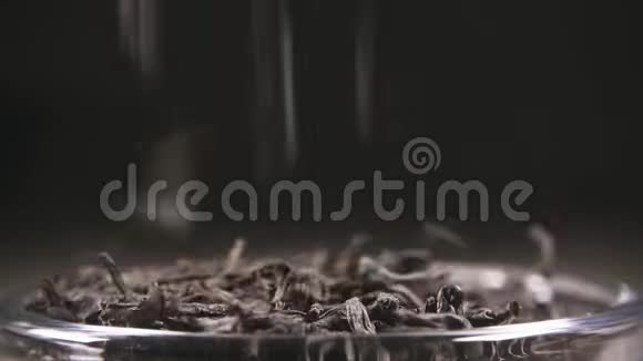 慢动作叶茶落在碗里特写视频的预览图