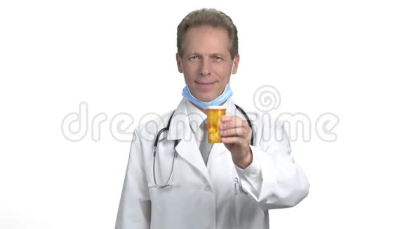 成熟医生批准药罐的肖像视频的预览图
