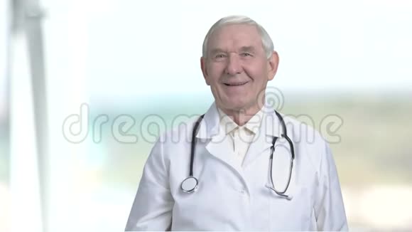 老笑的医生露出大拇指视频的预览图