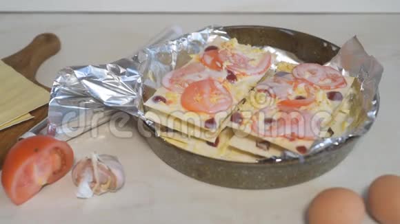 自制千层面用铝箔和烤箱煮千层面视频的预览图
