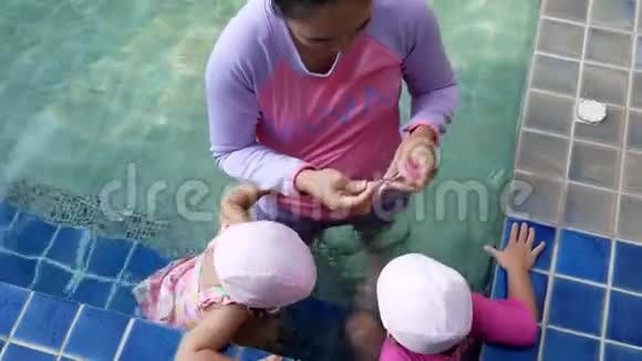 快乐的亚洲家庭在度假村游泳池里享受暑假视频的预览图