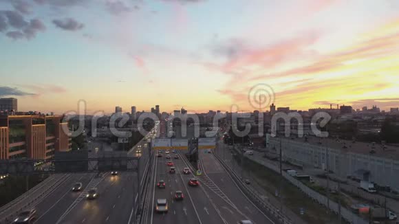 大都会的房屋和街道的空中景色视频的预览图