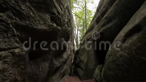 穿过乌克兰山区的多夫布什岩石视频的预览图