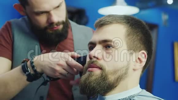 时尚沙龙为留胡子男士提供美发服务视频的预览图