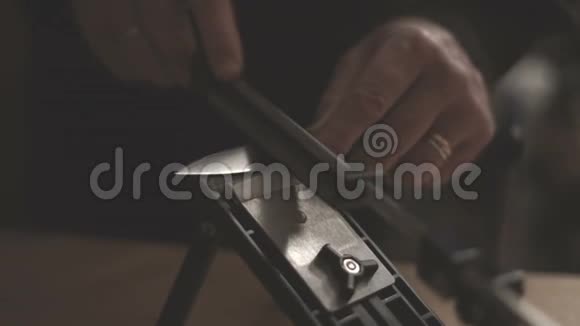 男人用磨刀机磨刀因为视频部分模糊视频的预览图