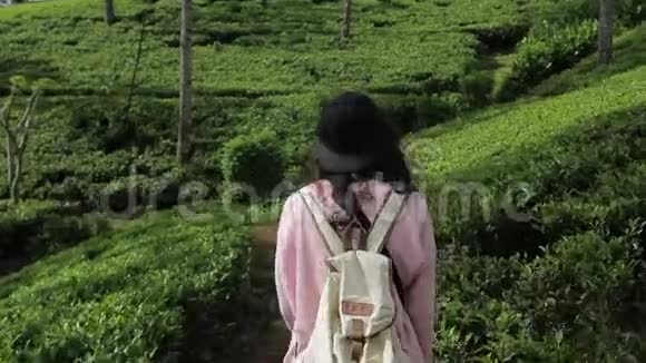 一个背包在茶园的女孩视频的预览图