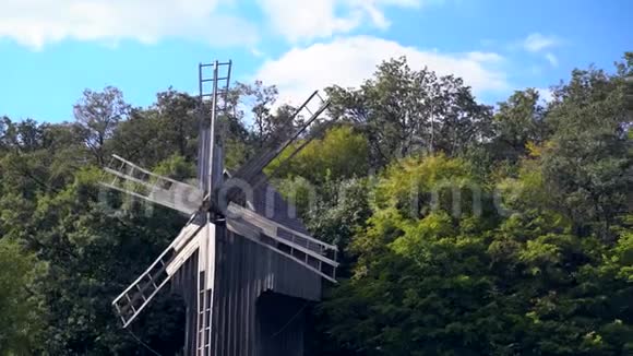 林地中的老式木风车视频的预览图
