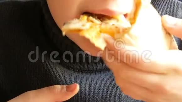 美味的新鲜烤夏威夷披萨菠萝蘑菇玉米和鸡肉十几岁的男孩在吃披萨视频的预览图