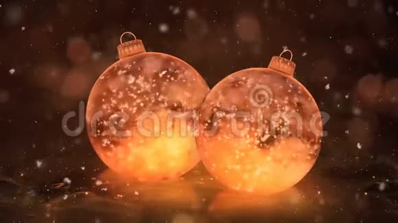 两个旋转圣诞金冰玻璃包装饰雪背景循环视频的预览图