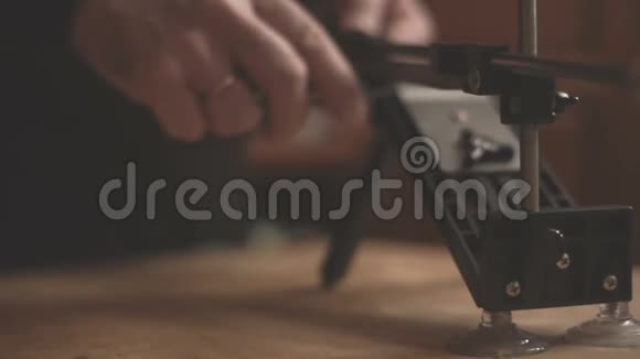 木桌上刀具磨刀机部分模糊视频视频的预览图