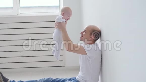家庭和儿童的概念年轻的父亲抱着他刚出生的女儿视频的预览图