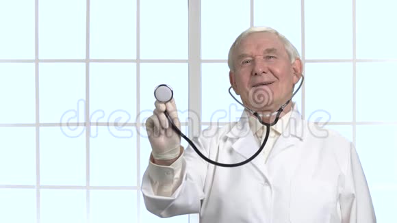 在医院里用听诊器的老医生视频的预览图