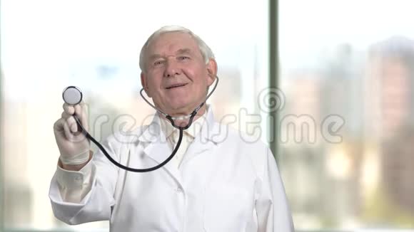老年医生右手持听诊器视频的预览图
