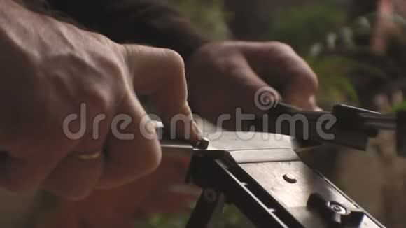 刀的磨刀器菜刀背景下的一个花视频视频的预览图