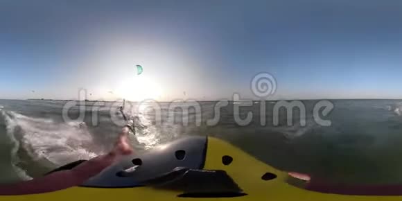 360视频黎明在海滩上一个男人在海里风筝冲浪视频的预览图