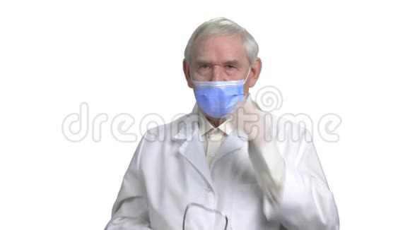 戴口罩的老医生用听诊器听你的心跳视频的预览图