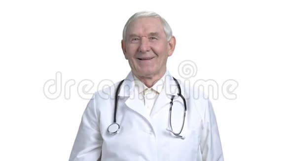 高级医生在白色背景下显示拇指向上视频的预览图