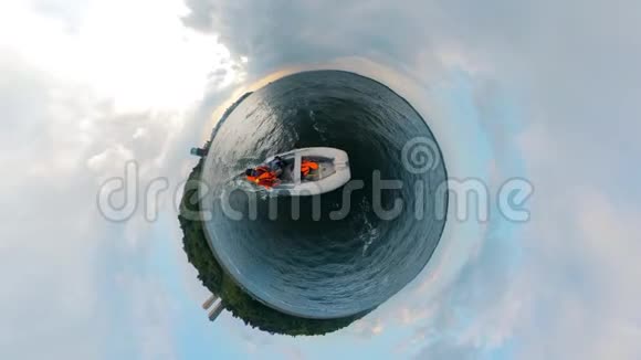 一个人正坐着一辆360度全景小艇航行视频的预览图