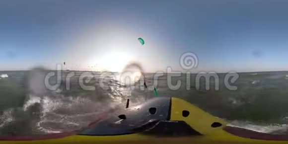 戴着头盔戴着照相机的运动员360在黎明时分在海上进行跳伞视频的预览图