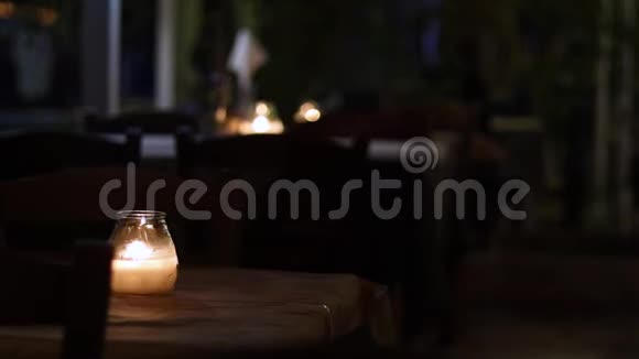 餐厅露天露台的桌子上放着蜡烛视频的预览图