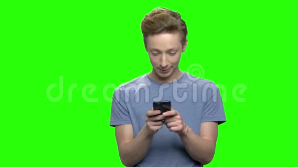 青少年男孩在智能手机上玩电子游戏视频的预览图