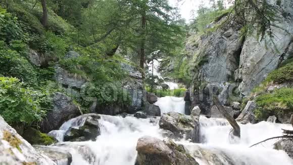 高山溪流的小瀑布有新鲜的和冒泡的水视频的预览图
