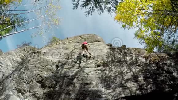 攀岩者从悬崖向下坠落4k视频的预览图