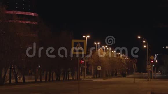 空城街道与巷道夜间夜幕摧毁了城市荒芜的街道笼罩在宁静之中视频的预览图