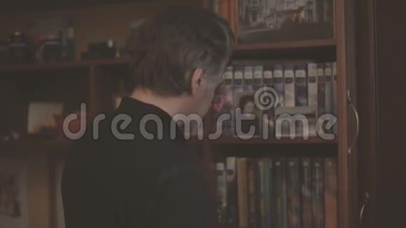 一个书柜背景的老人录像视频的预览图
