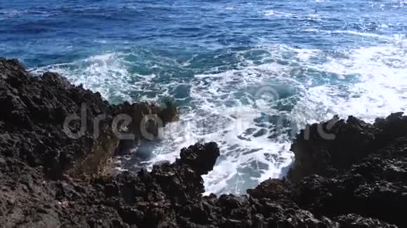 海洋泡沫和海浪的缓慢运动镜头视频的预览图