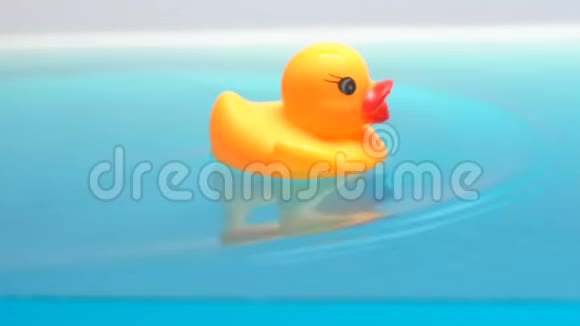 玩具鸭漂浮在水上舒适的沐浴洗发水和儿童乳液视频的预览图