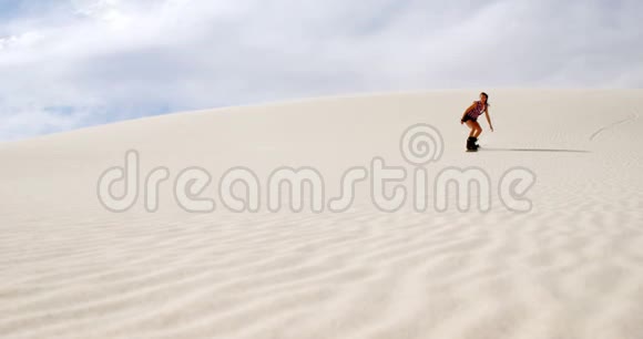 4k沙漠斜坡上的女子沙艇视频的预览图