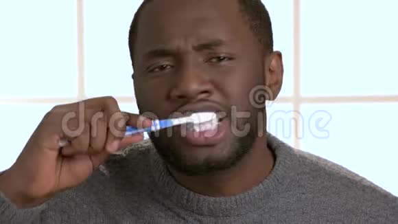 非裔美国人正在刷牙视频的预览图
