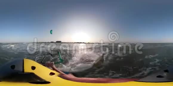 360度黎明时分一名赤鸢骑在海浪上视频的预览图