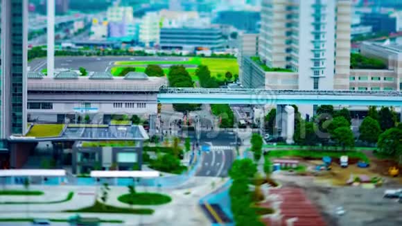 一个城市街道的时间推移就像小镇的缩影在阿里亚克东京白天倾斜移位倾斜视频的预览图