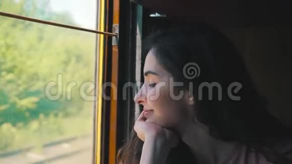 女孩正从火车的窗户里看视频的预览图