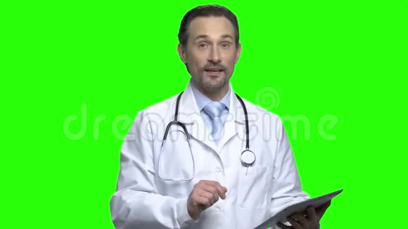 英俊友好的男性医生与片剂视频的预览图