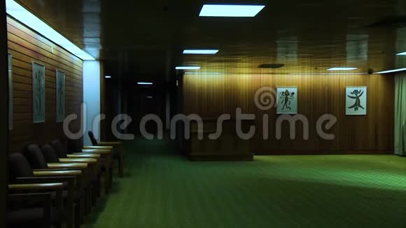办公楼内的走廊视频的预览图