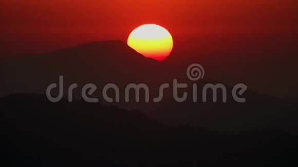 清晰可见太阳形状的山峦上有明亮的红日视频的预览图