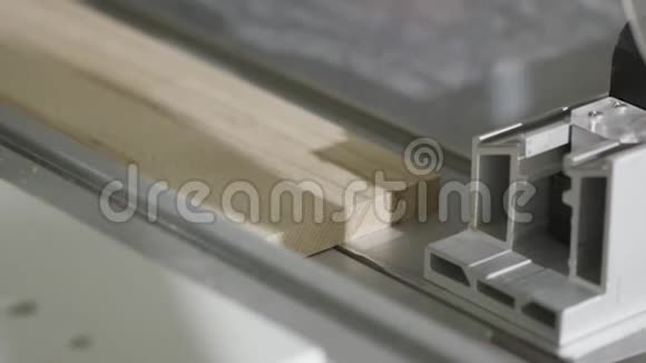 锯床上切割木板的特写行动带有圆锯切割木板的工业机器工人视频的预览图
